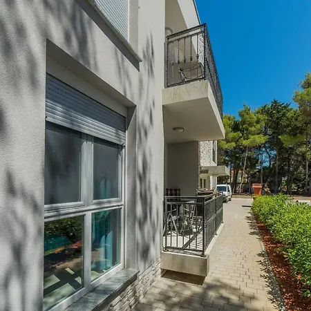 Apartment With Parking Space - 18550 *