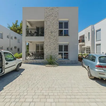 Lejlighed With Parking Space - 18550 *