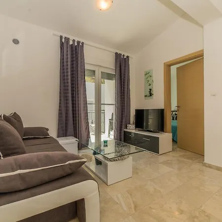 Apartment With Parking Space - 18550