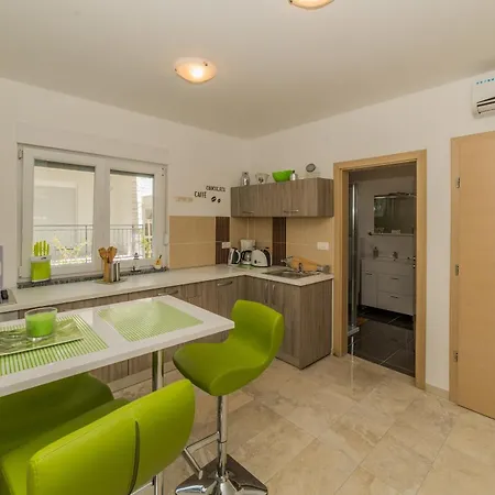 Apartment With Parking Space - 18550