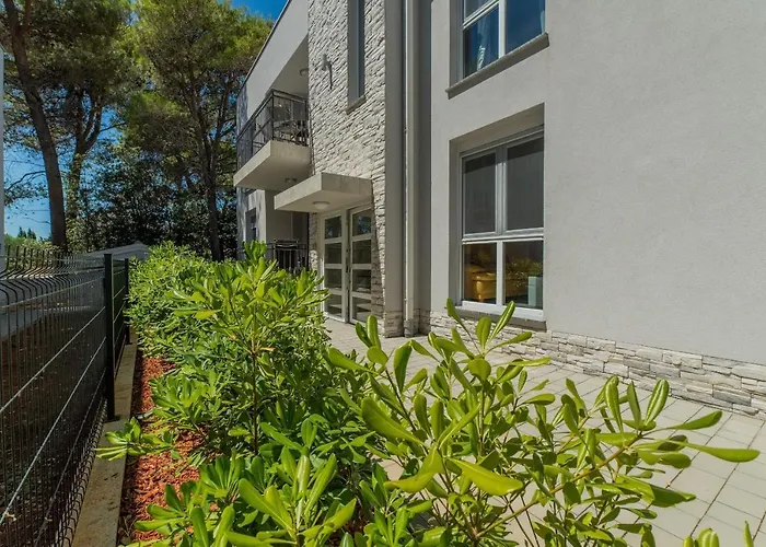 Apartment With Parking Space - 18550 *