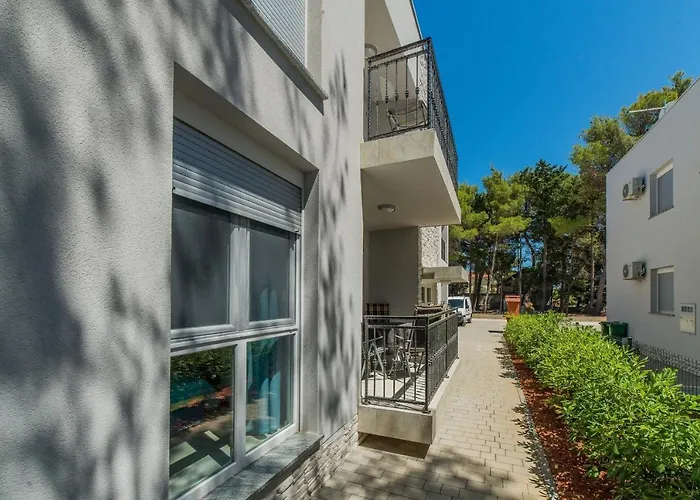 Lejlighed With Parking Space - 18550 *