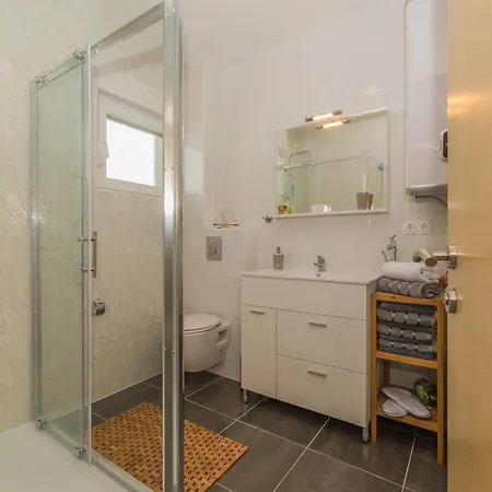 דירה With Parking Space - 18550 ויר